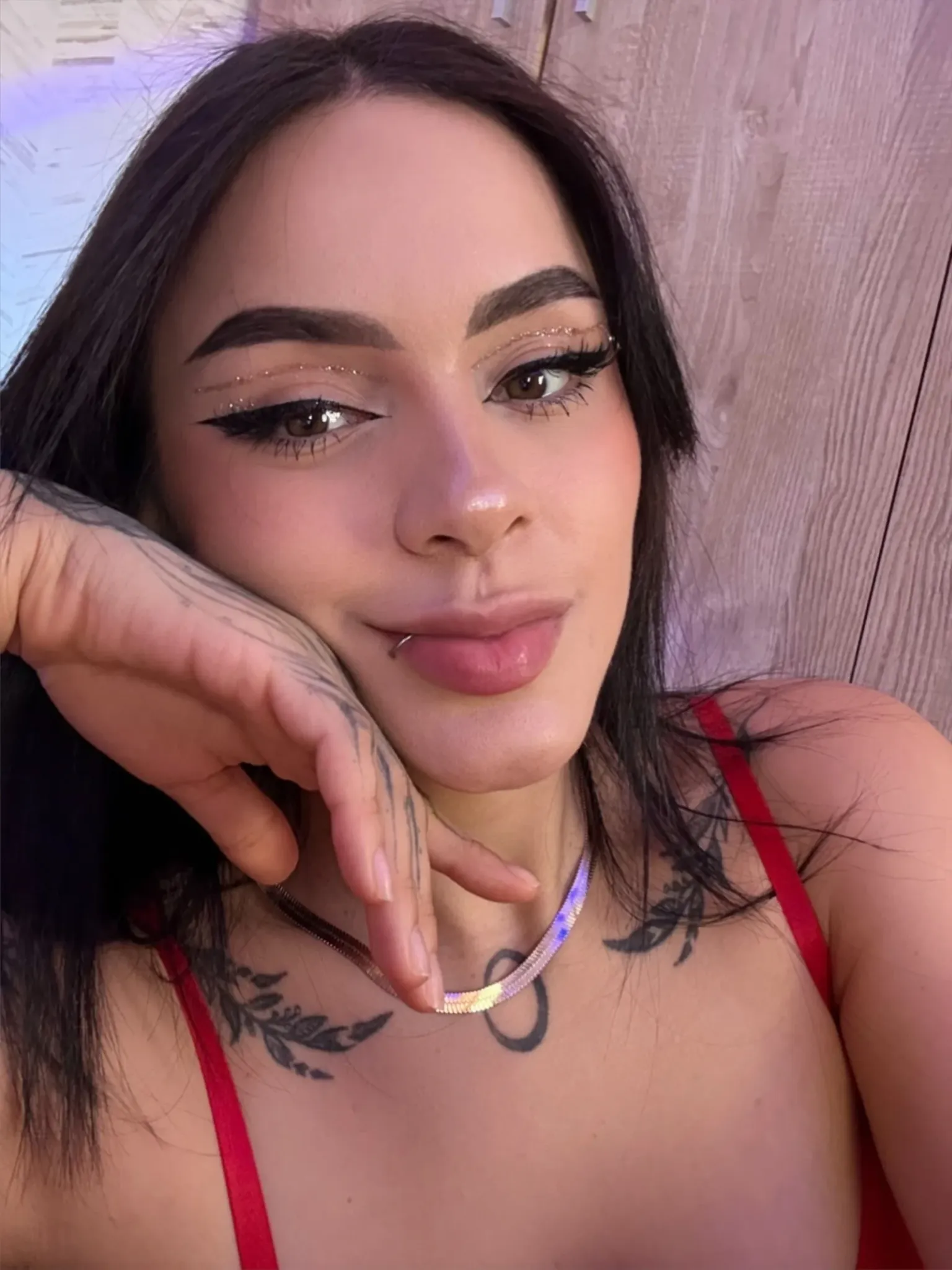 Arianna at a cafe